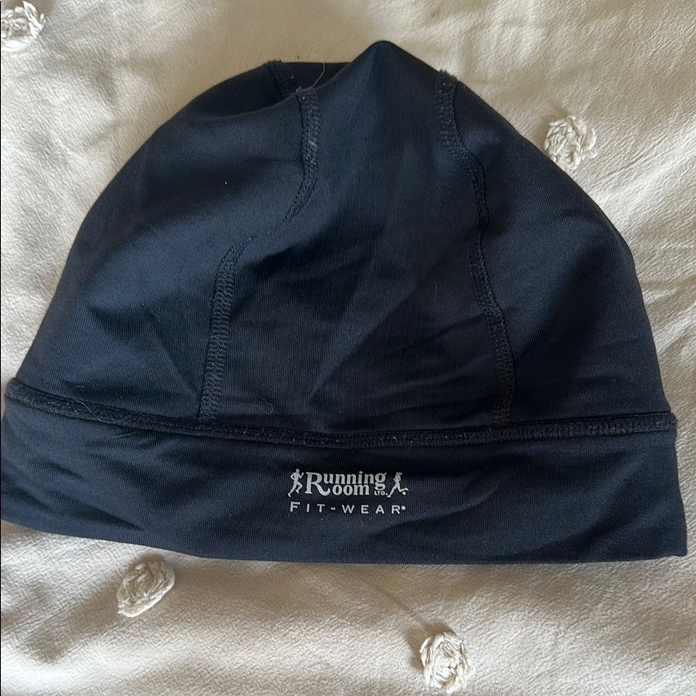 Running room Fit-Wear Black Beanie ponytail hole